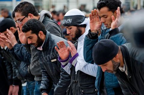 9 mars : devant la Télévision nationale tunisienne un sitin a lieu depuis plus d'une semaine de la part des partis et mouvance islamistes. Ce vendredi après la prière, plusieurs centaines de personnes se sont encore une fois rassemblées devant le siège de la Télévision tunisienne pour demander «l’épuration du secteur de l’information». Un secteur qui est toujours, selon eux, envahi par les «Rcdistes» et les «mécréants». D’autres sit-inneurs iront même jusqu’à demander la démission collective des employés de la Télévision nationale pour les remplacer par d’autres qui «respectent Dieu et l’Islam ». Le leader, qui insiste sur son appartenance au mouvement salafiste tunisien, accuse les employés de la télévision publique d’avoir «semé la discorde entre les Tunisiens, qui sont depuis toujours des musulmans», les qualifiant de personnes «stupides et sales».