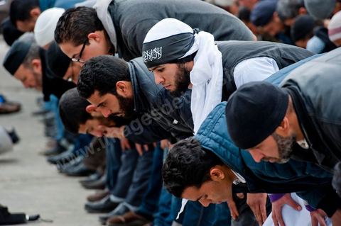 9 mars : devant la Télévision nationale tunisienne un sitin a lieu depuis plus d'une semaine de la part des partis et mouvance islamistes. Ce vendredi après la prière, plusieurs centaines de personnes se sont encore une fois rassemblées devant le siège de la Télévision tunisienne pour demander «l’épuration du secteur de l’information». Un secteur qui est toujours, selon eux, envahi par les «Rcdistes» et les «mécréants». D’autres sit-inneurs iront même jusqu’à demander la démission collective des employés de la Télévision nationale pour les remplacer par d’autres qui «respectent Dieu et l’Islam ». Le leader, qui insiste sur son appartenance au mouvement salafiste tunisien, accuse les employés de la télévision publique d’avoir «semé la discorde entre les Tunisiens, qui sont depuis toujours des musulmans», les qualifiant de personnes «stupides et sales».