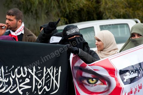 9 mars : devant la Télévision nationale tunisienne un sitin a lieu depuis plus d'une semaine de la part des partis et mouvance islamistes. Ce vendredi après la prière, plusieurs centaines de personnes se sont encore une fois rassemblées devant le siège de la Télévision tunisienne pour demander «l’épuration du secteur de l’information». Un secteur qui est toujours, selon eux, envahi par les «Rcdistes» et les «mécréants». D’autres sit-inneurs iront même jusqu’à demander la démission collective des employés de la Télévision nationale pour les remplacer par d’autres qui «respectent Dieu et l’Islam ». Le leader, qui insiste sur son appartenance au mouvement salafiste tunisien, accuse les employés de la télévision publique d’avoir «semé la discorde entre les Tunisiens, qui sont depuis toujours des musulmans», les qualifiant de personnes «stupides et sales».