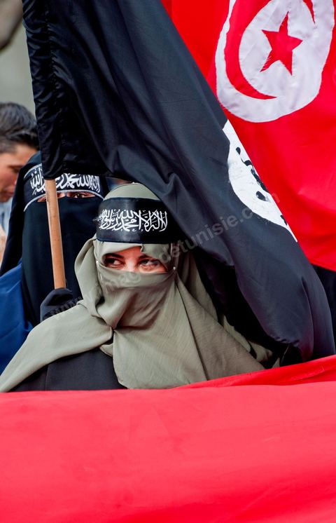 9 mars : devant la Télévision nationale tunisienne un sitin a lieu depuis plus d'une semaine de la part des partis et mouvance islamistes. Ce vendredi après la prière, plusieurs centaines de personnes se sont encore une fois rassemblées devant le siège de la Télévision tunisienne pour demander «l’épuration du secteur de l’information». Un secteur qui est toujours, selon eux, envahi par les «Rcdistes» et les «mécréants». D’autres sit-inneurs iront même jusqu’à demander la démission collective des employés de la Télévision nationale pour les remplacer par d’autres qui «respectent Dieu et l’Islam ». Le leader, qui insiste sur son appartenance au mouvement salafiste tunisien, accuse les employés de la télévision publique d’avoir «semé la discorde entre les Tunisiens, qui sont depuis toujours des musulmans», les qualifiant de personnes «stupides et sales».