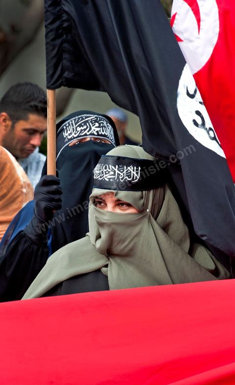 9 mars : devant la Télévision nationale tunisienne un sitin a lieu depuis plus d'une semaine de la part des partis et mouvance islamistes. Ce vendredi après la prière, plusieurs centaines de personnes se sont encore une fois rassemblées devant le siège de la Télévision tunisienne pour demander «l’épuration du secteur de l’information». Un secteur qui est toujours, selon eux, envahi par les «Rcdistes» et les «mécréants». D’autres sit-inneurs iront même jusqu’à demander la démission collective des employés de la Télévision nationale pour les remplacer par d’autres qui «respectent Dieu et l’Islam ». Le leader, qui insiste sur son appartenance au mouvement salafiste tunisien, accuse les employés de la télévision publique d’avoir «semé la discorde entre les Tunisiens, qui sont depuis toujours des musulmans», les qualifiant de personnes «stupides et sales».