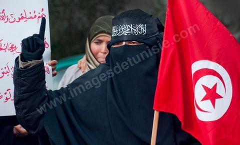 9 mars : devant la Télévision nationale tunisienne un sitin a lieu depuis plus d'une semaine de la part des partis et mouvance islamistes. Ce vendredi après la prière, plusieurs centaines de personnes se sont encore une fois rassemblées devant le siège de la Télévision tunisienne pour demander «l’épuration du secteur de l’information». Un secteur qui est toujours, selon eux, envahi par les «Rcdistes» et les «mécréants». D’autres sit-inneurs iront même jusqu’à demander la démission collective des employés de la Télévision nationale pour les remplacer par d’autres qui «respectent Dieu et l’Islam ». Le leader, qui insiste sur son appartenance au mouvement salafiste tunisien, accuse les employés de la télévision publique d’avoir «semé la discorde entre les Tunisiens, qui sont depuis toujours des musulmans», les qualifiant de personnes «stupides et sales».