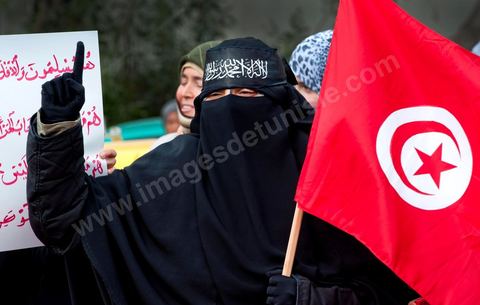 9 mars : devant la Télévision nationale tunisienne un sitin a lieu depuis plus d'une semaine de la part des partis et mouvance islamistes. Ce vendredi après la prière, plusieurs centaines de personnes se sont encore une fois rassemblées devant le siège de la Télévision tunisienne pour demander «l’épuration du secteur de l’information». Un secteur qui est toujours, selon eux, envahi par les «Rcdistes» et les «mécréants». D’autres sit-inneurs iront même jusqu’à demander la démission collective des employés de la Télévision nationale pour les remplacer par d’autres qui «respectent Dieu et l’Islam ». Le leader, qui insiste sur son appartenance au mouvement salafiste tunisien, accuse les employés de la télévision publique d’avoir «semé la discorde entre les Tunisiens, qui sont depuis toujours des musulmans», les qualifiant de personnes «stupides et sales».