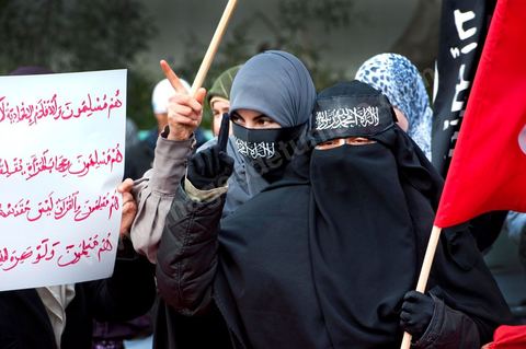 9 mars : devant la Télévision nationale tunisienne un sitin a lieu depuis plus d'une semaine de la part des partis et mouvance islamistes. Ce vendredi après la prière, plusieurs centaines de personnes se sont encore une fois rassemblées devant le siège de la Télévision tunisienne pour demander «l’épuration du secteur de l’information». Un secteur qui est toujours, selon eux, envahi par les «Rcdistes» et les «mécréants». D’autres sit-inneurs iront même jusqu’à demander la démission collective des employés de la Télévision nationale pour les remplacer par d’autres qui «respectent Dieu et l’Islam ». Le leader, qui insiste sur son appartenance au mouvement salafiste tunisien, accuse les employés de la télévision publique d’avoir «semé la discorde entre les Tunisiens, qui sont depuis toujours des musulmans», les qualifiant de personnes «stupides et sales».