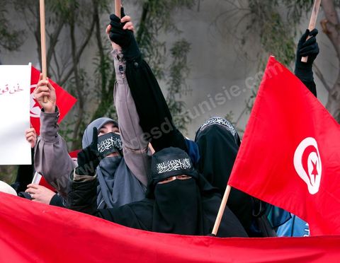 9 mars : devant la Télévision nationale tunisienne un sitin a lieu depuis plus d'une semaine de la part des partis et mouvance islamistes. Ce vendredi après la prière, plusieurs centaines de personnes se sont encore une fois rassemblées devant le siège de la Télévision tunisienne pour demander «l’épuration du secteur de l’information». Un secteur qui est toujours, selon eux, envahi par les «Rcdistes» et les «mécréants». D’autres sit-inneurs iront même jusqu’à demander la démission collective des employés de la Télévision nationale pour les remplacer par d’autres qui «respectent Dieu et l’Islam ». Le leader, qui insiste sur son appartenance au mouvement salafiste tunisien, accuse les employés de la télévision publique d’avoir «semé la discorde entre les Tunisiens, qui sont depuis toujours des musulmans», les qualifiant de personnes «stupides et sales».