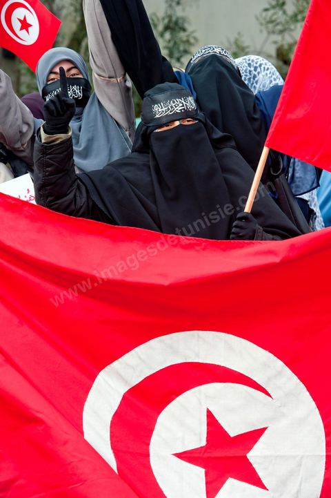 9 mars : devant la Télévision nationale tunisienne un sitin a lieu depuis plus d'une semaine de la part des partis et mouvance islamistes. Ce vendredi après la prière, plusieurs centaines de personnes se sont encore une fois rassemblées devant le siège de la Télévision tunisienne pour demander «l’épuration du secteur de l’information». Un secteur qui est toujours, selon eux, envahi par les «Rcdistes» et les «mécréants». D’autres sit-inneurs iront même jusqu’à demander la démission collective des employés de la Télévision nationale pour les remplacer par d’autres qui «respectent Dieu et l’Islam ». Le leader, qui insiste sur son appartenance au mouvement salafiste tunisien, accuse les employés de la télévision publique d’avoir «semé la discorde entre les Tunisiens, qui sont depuis toujours des musulmans», les qualifiant de personnes «stupides et sales».