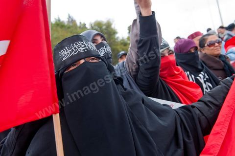 9 mars : devant la Télévision nationale tunisienne un sitin a lieu depuis plus d'une semaine de la part des partis et mouvance islamistes. Ce vendredi après la prière, plusieurs centaines de personnes se sont encore une fois rassemblées devant le siège de la Télévision tunisienne pour demander «l’épuration du secteur de l’information». Un secteur qui est toujours, selon eux, envahi par les «Rcdistes» et les «mécréants». D’autres sit-inneurs iront même jusqu’à demander la démission collective des employés de la Télévision nationale pour les remplacer par d’autres qui «respectent Dieu et l’Islam ». Le leader, qui insiste sur son appartenance au mouvement salafiste tunisien, accuse les employés de la télévision publique d’avoir «semé la discorde entre les Tunisiens, qui sont depuis toujours des musulmans», les qualifiant de personnes «stupides et sales».