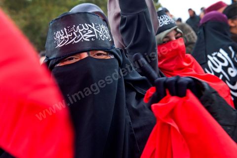 9 mars : devant la Télévision nationale tunisienne un sitin a lieu depuis plus d'une semaine de la part des partis et mouvance islamistes. Ce vendredi après la prière, plusieurs centaines de personnes se sont encore une fois rassemblées devant le siège de la Télévision tunisienne pour demander «l’épuration du secteur de l’information». Un secteur qui est toujours, selon eux, envahi par les «Rcdistes» et les «mécréants». D’autres sit-inneurs iront même jusqu’à demander la démission collective des employés de la Télévision nationale pour les remplacer par d’autres qui «respectent Dieu et l’Islam ». Le leader, qui insiste sur son appartenance au mouvement salafiste tunisien, accuse les employés de la télévision publique d’avoir «semé la discorde entre les Tunisiens, qui sont depuis toujours des musulmans», les qualifiant de personnes «stupides et sales».