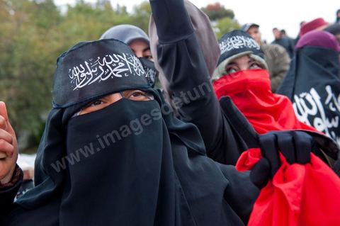 9 mars : devant la Télévision nationale tunisienne un sitin a lieu depuis plus d'une semaine de la part des partis et mouvance islamistes. Ce vendredi après la prière, plusieurs centaines de personnes se sont encore une fois rassemblées devant le siège de la Télévision tunisienne pour demander «l’épuration du secteur de l’information». Un secteur qui est toujours, selon eux, envahi par les «Rcdistes» et les «mécréants». D’autres sit-inneurs iront même jusqu’à demander la démission collective des employés de la Télévision nationale pour les remplacer par d’autres qui «respectent Dieu et l’Islam ». Le leader, qui insiste sur son appartenance au mouvement salafiste tunisien, accuse les employés de la télévision publique d’avoir «semé la discorde entre les Tunisiens, qui sont depuis toujours des musulmans», les qualifiant de personnes «stupides et sales».
