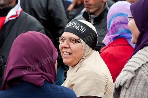 9 mars : devant la Télévision nationale tunisienne un sitin a lieu depuis plus d'une semaine de la part des partis et mouvance islamistes. Ce vendredi après la prière, plusieurs centaines de personnes se sont encore une fois rassemblées devant le siège de la Télévision tunisienne pour demander «l’épuration du secteur de l’information». Un secteur qui est toujours, selon eux, envahi par les «Rcdistes» et les «mécréants». D’autres sit-inneurs iront même jusqu’à demander la démission collective des employés de la Télévision nationale pour les remplacer par d’autres qui «respectent Dieu et l’Islam ». Le leader, qui insiste sur son appartenance au mouvement salafiste tunisien, accuse les employés de la télévision publique d’avoir «semé la discorde entre les Tunisiens, qui sont depuis toujours des musulmans», les qualifiant de personnes «stupides et sales».