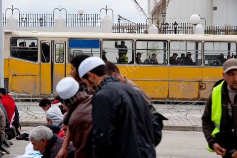 9 mars : devant la Télévision nationale tunisienne un sitin a lieu depuis plus d'une semaine de la part des partis et mouvance islamistes. Ce vendredi après la prière, plusieurs centaines de personnes se sont encore une fois rassemblées devant le siège de la Télévision tunisienne pour demander «l’épuration du secteur de l’information». Un secteur qui est toujours, selon eux, envahi par les «Rcdistes» et les «mécréants». D’autres sit-inneurs iront même jusqu’à demander la démission collective des employés de la Télévision nationale pour les remplacer par d’autres qui «respectent Dieu et l’Islam ». Le leader, qui insiste sur son appartenance au mouvement salafiste tunisien, accuse les employés de la télévision publique d’avoir «semé la discorde entre les Tunisiens, qui sont depuis toujours des musulmans», les qualifiant de personnes «stupides et sales».