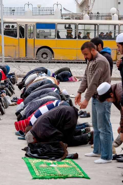 9 mars : devant la Télévision nationale tunisienne un sitin a lieu depuis plus d'une semaine de la part des partis et mouvance islamistes. Ce vendredi après la prière, plusieurs centaines de personnes se sont encore une fois rassemblées devant le siège de la Télévision tunisienne pour demander «l’épuration du secteur de l’information». Un secteur qui est toujours, selon eux, envahi par les «Rcdistes» et les «mécréants». D’autres sit-inneurs iront même jusqu’à demander la démission collective des employés de la Télévision nationale pour les remplacer par d’autres qui «respectent Dieu et l’Islam ». Le leader, qui insiste sur son appartenance au mouvement salafiste tunisien, accuse les employés de la télévision publique d’avoir «semé la discorde entre les Tunisiens, qui sont depuis toujours des musulmans», les qualifiant de personnes «stupides et sales».