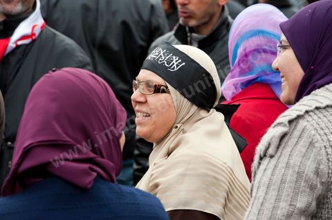 9 mars : devant la Télévision nationale tunisienne un sitin a lieu depuis plus d'une semaine de la part des partis et mouvance islamistes. Ce vendredi après la prière, plusieurs centaines de personnes se sont encore une fois rassemblées devant le siège de la Télévision tunisienne pour demander «l’épuration du secteur de l’information». Un secteur qui est toujours, selon eux, envahi par les «Rcdistes» et les «mécréants». D’autres sit-inneurs iront même jusqu’à demander la démission collective des employés de la Télévision nationale pour les remplacer par d’autres qui «respectent Dieu et l’Islam ». Le leader, qui insiste sur son appartenance au mouvement salafiste tunisien, accuse les employés de la télévision publique d’avoir «semé la discorde entre les Tunisiens, qui sont depuis toujours des musulmans», les qualifiant de personnes «stupides et sales».