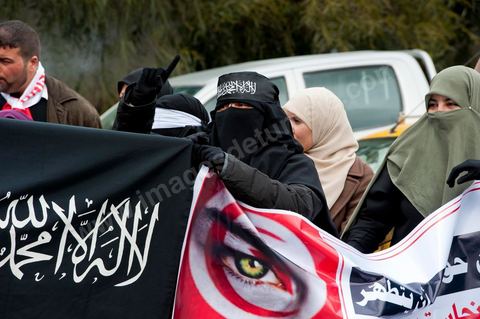 9 mars : devant la Télévision nationale tunisienne un sitin a lieu depuis plus d'une semaine de la part des partis et mouvance islamistes. Ce vendredi après la prière, plusieurs centaines de personnes se sont encore une fois rassemblées devant le siège de la Télévision tunisienne pour demander «l’épuration du secteur de l’information». Un secteur qui est toujours, selon eux, envahi par les «Rcdistes» et les «mécréants». D’autres sit-inneurs iront même jusqu’à demander la démission collective des employés de la Télévision nationale pour les remplacer par d’autres qui «respectent Dieu et l’Islam ». Le leader, qui insiste sur son appartenance au mouvement salafiste tunisien, accuse les employés de la télévision publique d’avoir «semé la discorde entre les Tunisiens, qui sont depuis toujours des musulmans», les qualifiant de personnes «stupides et sales».