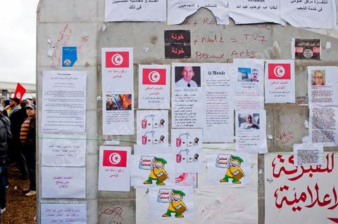 9 mars : devant la Télévision nationale tunisienne un sitin a lieu depuis plus d'une semaine de la part des partis et mouvance islamistes. Ce vendredi après la prière, plusieurs centaines de personnes se sont encore une fois rassemblées devant le siège de la Télévision tunisienne pour demander «l’épuration du secteur de l’information». Un secteur qui est toujours, selon eux, envahi par les «Rcdistes» et les «mécréants». D’autres sit-inneurs iront même jusqu’à demander la démission collective des employés de la Télévision nationale pour les remplacer par d’autres qui «respectent Dieu et l’Islam ». Le leader, qui insiste sur son appartenance au mouvement salafiste tunisien, accuse les employés de la télévision publique d’avoir «semé la discorde entre les Tunisiens, qui sont depuis toujours des musulmans», les qualifiant de personnes «stupides et sales».