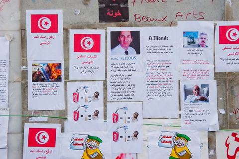 9 mars : devant la Télévision nationale tunisienne un sitin a lieu depuis plus d'une semaine de la part des partis et mouvance islamistes. Ce vendredi après la prière, plusieurs centaines de personnes se sont encore une fois rassemblées devant le siège de la Télévision tunisienne pour demander «l’épuration du secteur de l’information». Un secteur qui est toujours, selon eux, envahi par les «Rcdistes» et les «mécréants». D’autres sit-inneurs iront même jusqu’à demander la démission collective des employés de la Télévision nationale pour les remplacer par d’autres qui «respectent Dieu et l’Islam ». Le leader, qui insiste sur son appartenance au mouvement salafiste tunisien, accuse les employés de la télévision publique d’avoir «semé la discorde entre les Tunisiens, qui sont depuis toujours des musulmans», les qualifiant de personnes «stupides et sales».