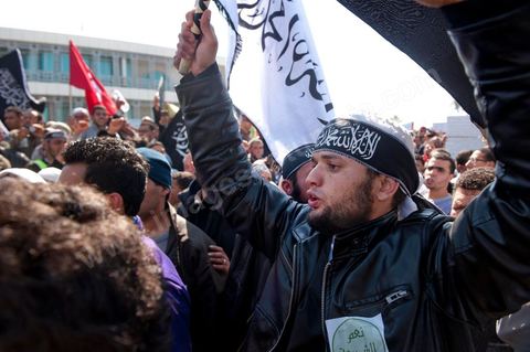 16 mars : plus de 3000 manifestants devant l'Assamblée Nationale Constituante ce vendredi après midi après la prière pour demander que la chariaa soit mentionnée dans la constituante. cette grande manifestation, véritable démonstration de force des pro chariaa a été lancé par les courants salafistes. Des militants Ennahdha étaient aussi présents ainsi que deux députés du Mouvement Ennahdha, Habib Ellouze et le président du groupe parlementaire d'Ennahdha, Sahbi Atig, étaient présents sur la tribune principale de la manifestation où se succédaient les speakers.  Le dernier a déclaré que l’application de la chariâa dans la nouvelle constitution est une demande populaire et qu'en cas de discorde sur cette requête, il faudrait recourir au referendum.