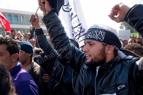 16 mars : plus de 3000 manifestants devant l'Assamblée Nationale Constituante ce vendredi après midi après la prière pour demander que la chariaa soit mentionnée dans la constituante. cette grande manifestation, véritable démonstration de force des pro chariaa a été lancé par les courants salafistes. Des militants Ennahdha étaient aussi présents ainsi que deux députés du Mouvement Ennahdha, Habib Ellouze et le président du groupe parlementaire d'Ennahdha, Sahbi Atig, étaient présents sur la tribune principale de la manifestation où se succédaient les speakers.  Le dernier a déclaré que l’application de la chariâa dans la nouvelle constitution est une demande populaire et qu'en cas de discorde sur cette requête, il faudrait recourir au referendum.