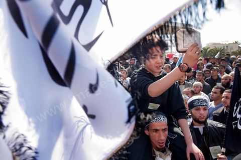16 mars : plus de 3000 manifestants devant l'Assamblée Nationale Constituante ce vendredi après midi après la prière pour demander que la chariaa soit mentionnée dans la constituante. cette grande manifestation, véritable démonstration de force des pro chariaa a été lancé par les courants salafistes. Des militants Ennahdha étaient aussi présents ainsi que deux députés du Mouvement Ennahdha, Habib Ellouze et le président du groupe parlementaire d'Ennahdha, Sahbi Atig, étaient présents sur la tribune principale de la manifestation où se succédaient les speakers.  Le dernier a déclaré que l’application de la chariâa dans la nouvelle constitution est une demande populaire et qu'en cas de discorde sur cette requête, il faudrait recourir au referendum.