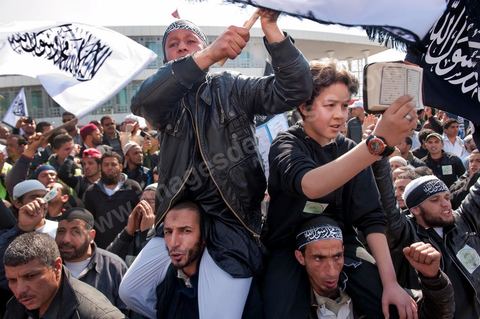 16 mars : plus de 3000 manifestants devant l'Assamblée Nationale Constituante ce vendredi après midi après la prière pour demander que la chariaa soit mentionnée dans la constituante. cette grande manifestation, véritable démonstration de force des pro chariaa a été lancé par les courants salafistes. Des militants Ennahdha étaient aussi présents ainsi que deux députés du Mouvement Ennahdha, Habib Ellouze et le président du groupe parlementaire d'Ennahdha, Sahbi Atig, étaient présents sur la tribune principale de la manifestation où se succédaient les speakers.  Le dernier a déclaré que l’application de la chariâa dans la nouvelle constitution est une demande populaire et qu'en cas de discorde sur cette requête, il faudrait recourir au referendum.