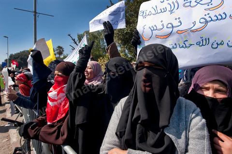 16 mars : plus de 3000 manifestants devant l'Assamblée Nationale Constituante ce vendredi après midi après la prière pour demander que la chariaa soit mentionnée dans la constituante. cette grande manifestation, véritable démonstration de force des pro chariaa a été lancé par les courants salafistes. Des militants Ennahdha étaient aussi présents ainsi que deux députés du Mouvement Ennahdha, Habib Ellouze et le président du groupe parlementaire d'Ennahdha, Sahbi Atig, étaient présents sur la tribune principale de la manifestation où se succédaient les speakers.  Le dernier a déclaré que l’application de la chariâa dans la nouvelle constitution est une demande populaire et qu'en cas de discorde sur cette requête, il faudrait recourir au referendum.