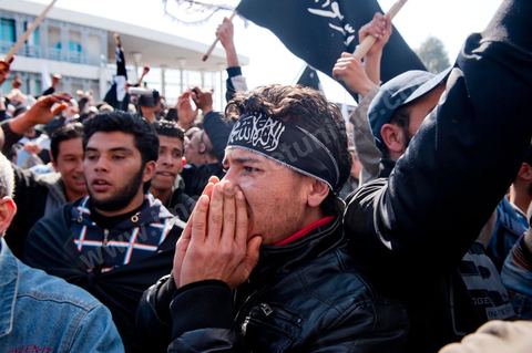 16 mars : plus de 3000 manifestants devant l'Assamblée Nationale Constituante ce vendredi après midi après la prière pour demander que la chariaa soit mentionnée dans la constituante. cette grande manifestation, véritable démonstration de force des pro chariaa a été lancé par les courants salafistes. Des militants Ennahdha étaient aussi présents ainsi que deux députés du Mouvement Ennahdha, Habib Ellouze et le président du groupe parlementaire d'Ennahdha, Sahbi Atig, étaient présents sur la tribune principale de la manifestation où se succédaient les speakers.  Le dernier a déclaré que l’application de la chariâa dans la nouvelle constitution est une demande populaire et qu'en cas de discorde sur cette requête, il faudrait recourir au referendum.