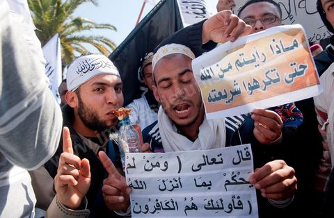 16 mars : plus de 3000 manifestants devant l'Assamblée Nationale Constituante ce vendredi après midi après la prière pour demander que la chariaa soit mentionnée dans la constituante. cette grande manifestation, véritable démonstration de force des pro chariaa a été lancé par les courants salafistes. Des militants Ennahdha étaient aussi présents ainsi que deux députés du Mouvement Ennahdha, Habib Ellouze et le président du groupe parlementaire d'Ennahdha, Sahbi Atig, étaient présents sur la tribune principale de la manifestation où se succédaient les speakers.  Le dernier a déclaré que l’application de la chariâa dans la nouvelle constitution est une demande populaire et qu'en cas de discorde sur cette requête, il faudrait recourir au referendum.