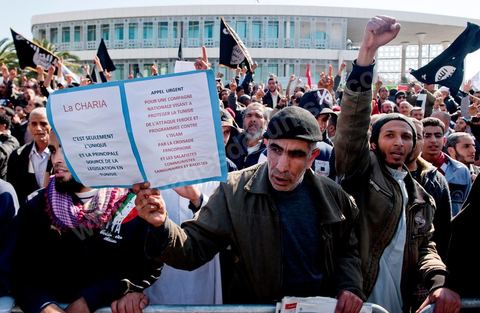 16 mars : plus de 3000 manifestants devant l'Assamblée Nationale Constituante ce vendredi après midi après la prière pour demander que la chariaa soit mentionnée dans la constituante. cette grande manifestation, véritable démonstration de force des pro chariaa a été lancé par les courants salafistes. Des militants Ennahdha étaient aussi présents ainsi que deux députés du Mouvement Ennahdha, Habib Ellouze et le président du groupe parlementaire d'Ennahdha, Sahbi Atig, étaient présents sur la tribune principale de la manifestation où se succédaient les speakers.  Le dernier a déclaré que l’application de la chariâa dans la nouvelle constitution est une demande populaire et qu'en cas de discorde sur cette requête, il faudrait recourir au referendum.