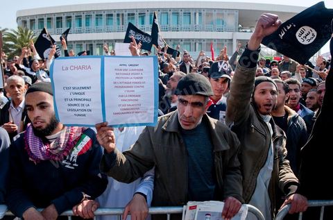 16 mars : plus de 3000 manifestants devant l'Assamblée Nationale Constituante ce vendredi après midi après la prière pour demander que la chariaa soit mentionnée dans la constituante. cette grande manifestation, véritable démonstration de force des pro chariaa a été lancé par les courants salafistes. Des militants Ennahdha étaient aussi présents ainsi que deux députés du Mouvement Ennahdha, Habib Ellouze et le président du groupe parlementaire d'Ennahdha, Sahbi Atig, étaient présents sur la tribune principale de la manifestation où se succédaient les speakers.  Le dernier a déclaré que l’application de la chariâa dans la nouvelle constitution est une demande populaire et qu'en cas de discorde sur cette requête, il faudrait recourir au referendum.