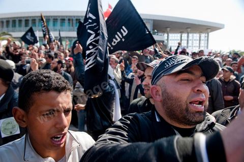 16 mars : plus de 3000 manifestants devant l'Assamblée Nationale Constituante ce vendredi après midi après la prière pour demander que la chariaa soit mentionnée dans la constituante. cette grande manifestation, véritable démonstration de force des pro chariaa a été lancé par les courants salafistes. Des militants Ennahdha étaient aussi présents ainsi que deux députés du Mouvement Ennahdha, Habib Ellouze et le président du groupe parlementaire d'Ennahdha, Sahbi Atig, étaient présents sur la tribune principale de la manifestation où se succédaient les speakers.  Le dernier a déclaré que l’application de la chariâa dans la nouvelle constitution est une demande populaire et qu'en cas de discorde sur cette requête, il faudrait recourir au referendum.