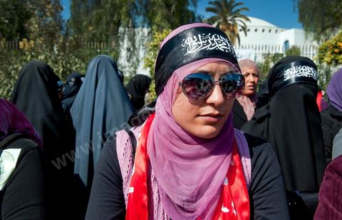 16 mars : plus de 3000 manifestants devant l'Assamblée Nationale Constituante ce vendredi après midi après la prière pour demander que la chariaa soit mentionnée dans la constituante. cette grande manifestation, véritable démonstration de force des pro chariaa a été lancé par les courants salafistes. Des militants Ennahdha étaient aussi présents ainsi que deux députés du Mouvement Ennahdha, Habib Ellouze et le président du groupe parlementaire d'Ennahdha, Sahbi Atig, étaient présents sur la tribune principale de la manifestation où se succédaient les speakers.  Le dernier a déclaré que l’application de la chariâa dans la nouvelle constitution est une demande populaire et qu'en cas de discorde sur cette requête, il faudrait recourir au referendum.
