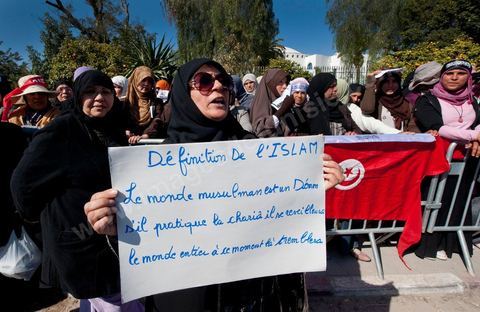 16 mars : plus de 3000 manifestants devant l'Assamblée Nationale Constituante ce vendredi après midi après la prière pour demander que la chariaa soit mentionnée dans la constituante. cette grande manifestation, véritable démonstration de force des pro chariaa a été lancé par les courants salafistes. Des militants Ennahdha étaient aussi présents ainsi que deux députés du Mouvement Ennahdha, Habib Ellouze et le président du groupe parlementaire d'Ennahdha, Sahbi Atig, étaient présents sur la tribune principale de la manifestation où se succédaient les speakers.  Le dernier a déclaré que l’application de la chariâa dans la nouvelle constitution est une demande populaire et qu'en cas de discorde sur cette requête, il faudrait recourir au referendum.
