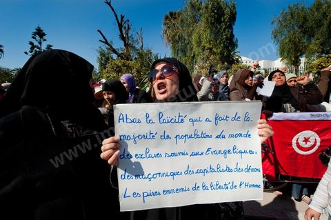 16 mars : plus de 3000 manifestants devant l'Assamblée Nationale Constituante ce vendredi après midi après la prière pour demander que la chariaa soit mentionnée dans la constituante. cette grande manifestation, véritable démonstration de force des pro chariaa a été lancé par les courants salafistes. Des militants Ennahdha étaient aussi présents ainsi que deux députés du Mouvement Ennahdha, Habib Ellouze et le président du groupe parlementaire d'Ennahdha, Sahbi Atig, étaient présents sur la tribune principale de la manifestation où se succédaient les speakers.  Le dernier a déclaré que l’application de la chariâa dans la nouvelle constitution est une demande populaire et qu'en cas de discorde sur cette requête, il faudrait recourir au referendum.