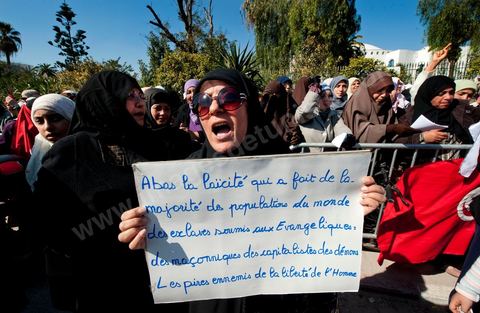 16 mars : plus de 3000 manifestants devant l'Assamblée Nationale Constituante ce vendredi après midi après la prière pour demander que la chariaa soit mentionnée dans la constituante. cette grande manifestation, véritable démonstration de force des pro chariaa a été lancé par les courants salafistes. Des militants Ennahdha étaient aussi présents ainsi que deux députés du Mouvement Ennahdha, Habib Ellouze et le président du groupe parlementaire d'Ennahdha, Sahbi Atig, étaient présents sur la tribune principale de la manifestation où se succédaient les speakers.  Le dernier a déclaré que l’application de la chariâa dans la nouvelle constitution est une demande populaire et qu'en cas de discorde sur cette requête, il faudrait recourir au referendum.