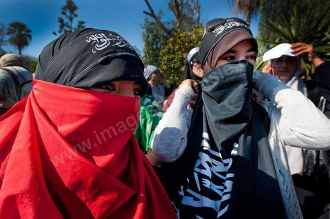 16 mars : plus de 3000 manifestants devant l'Assamblée Nationale Constituante ce vendredi après midi après la prière pour demander que la chariaa soit mentionnée dans la constituante. cette grande manifestation, véritable démonstration de force des pro chariaa a été lancé par les courants salafistes. Des militants Ennahdha étaient aussi présents ainsi que deux députés du Mouvement Ennahdha, Habib Ellouze et le président du groupe parlementaire d'Ennahdha, Sahbi Atig, étaient présents sur la tribune principale de la manifestation où se succédaient les speakers.  Le dernier a déclaré que l’application de la chariâa dans la nouvelle constitution est une demande populaire et qu'en cas de discorde sur cette requête, il faudrait recourir au referendum.