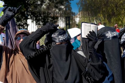 16 mars : plus de 3000 manifestants devant l'Assamblée Nationale Constituante ce vendredi après midi après la prière pour demander que la chariaa soit mentionnée dans la constituante. cette grande manifestation, véritable démonstration de force des pro chariaa a été lancé par les courants salafistes. Des militants Ennahdha étaient aussi présents ainsi que deux députés du Mouvement Ennahdha, Habib Ellouze et le président du groupe parlementaire d'Ennahdha, Sahbi Atig, étaient présents sur la tribune principale de la manifestation où se succédaient les speakers.  Le dernier a déclaré que l’application de la chariâa dans la nouvelle constitution est une demande populaire et qu'en cas de discorde sur cette requête, il faudrait recourir au referendum.
