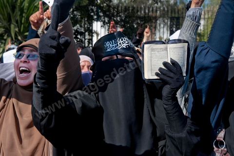 16 mars : plus de 3000 manifestants devant l'Assamblée Nationale Constituante ce vendredi après midi après la prière pour demander que la chariaa soit mentionnée dans la constituante. cette grande manifestation, véritable démonstration de force des pro chariaa a été lancé par les courants salafistes. Des militants Ennahdha étaient aussi présents ainsi que deux députés du Mouvement Ennahdha, Habib Ellouze et le président du groupe parlementaire d'Ennahdha, Sahbi Atig, étaient présents sur la tribune principale de la manifestation où se succédaient les speakers.  Le dernier a déclaré que l’application de la chariâa dans la nouvelle constitution est une demande populaire et qu'en cas de discorde sur cette requête, il faudrait recourir au referendum.