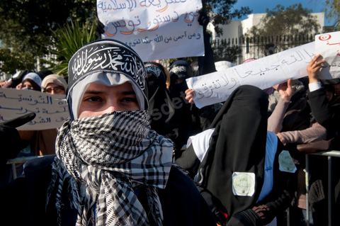 16 mars : plus de 3000 manifestants devant l'Assamblée Nationale Constituante ce vendredi après midi après la prière pour demander que la chariaa soit mentionnée dans la constituante. cette grande manifestation, véritable démonstration de force des pro chariaa a été lancé par les courants salafistes. Des militants Ennahdha étaient aussi présents ainsi que deux députés du Mouvement Ennahdha, Habib Ellouze et le président du groupe parlementaire d'Ennahdha, Sahbi Atig, étaient présents sur la tribune principale de la manifestation où se succédaient les speakers.  Le dernier a déclaré que l’application de la chariâa dans la nouvelle constitution est une demande populaire et qu'en cas de discorde sur cette requête, il faudrait recourir au referendum.