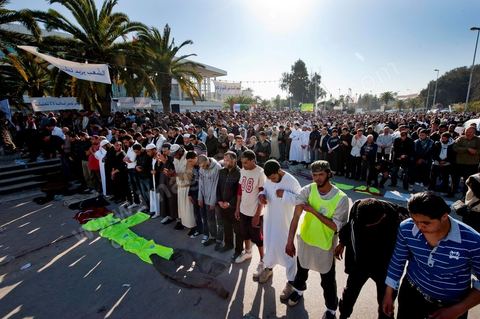 16 mars : plus de 3000 manifestants devant l'Assamblée Nationale Constituante ce vendredi après midi après la prière pour demander que la chariaa soit mentionnée dans la constituante. cette grande manifestation, véritable démonstration de force des pro chariaa a été lancé par les courants salafistes. Des militants Ennahdha étaient aussi présents ainsi que deux députés du Mouvement Ennahdha, Habib Ellouze et le président du groupe parlementaire d'Ennahdha, Sahbi Atig, étaient présents sur la tribune principale de la manifestation où se succédaient les speakers.  Le dernier a déclaré que l’application de la chariâa dans la nouvelle constitution est une demande populaire et qu'en cas de discorde sur cette requête, il faudrait recourir au referendum.