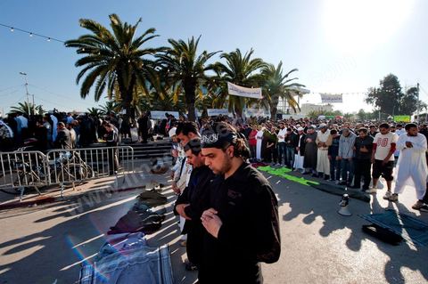16 mars : plus de 3000 manifestants devant l'Assamblée Nationale Constituante ce vendredi après midi après la prière pour demander que la chariaa soit mentionnée dans la constituante. cette grande manifestation, véritable démonstration de force des pro chariaa a été lancé par les courants salafistes. Des militants Ennahdha étaient aussi présents ainsi que deux députés du Mouvement Ennahdha, Habib Ellouze et le président du groupe parlementaire d'Ennahdha, Sahbi Atig, étaient présents sur la tribune principale de la manifestation où se succédaient les speakers.  Le dernier a déclaré que l’application de la chariâa dans la nouvelle constitution est une demande populaire et qu'en cas de discorde sur cette requête, il faudrait recourir au referendum.
