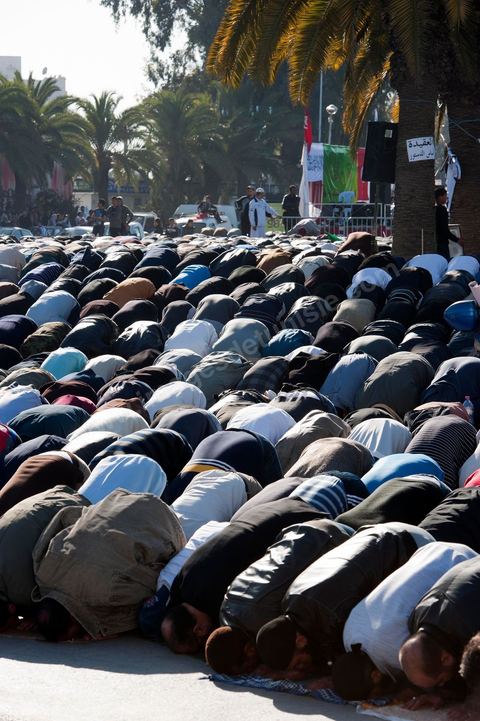 16 mars : plus de 3000 manifestants devant l'Assamblée Nationale Constituante ce vendredi après midi après la prière pour demander que la chariaa soit mentionnée dans la constituante. cette grande manifestation, véritable démonstration de force des pro chariaa a été lancé par les courants salafistes. Des militants Ennahdha étaient aussi présents ainsi que deux députés du Mouvement Ennahdha, Habib Ellouze et le président du groupe parlementaire d'Ennahdha, Sahbi Atig, étaient présents sur la tribune principale de la manifestation où se succédaient les speakers.  Le dernier a déclaré que l’application de la chariâa dans la nouvelle constitution est une demande populaire et qu'en cas de discorde sur cette requête, il faudrait recourir au referendum.