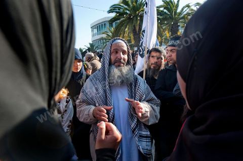 16 mars : plus de 3000 manifestants devant l'Assamblée Nationale Constituante ce vendredi après midi après la prière pour demander que la chariaa soit mentionnée dans la constituante. cette grande manifestation, véritable démonstration de force des pro chariaa a été lancé par les courants salafistes. Des militants Ennahdha étaient aussi présents ainsi que deux députés du Mouvement Ennahdha, Habib Ellouze et le président du groupe parlementaire d'Ennahdha, Sahbi Atig, étaient présents sur la tribune principale de la manifestation où se succédaient les speakers.  Le dernier a déclaré que l’application de la chariâa dans la nouvelle constitution est une demande populaire et qu'en cas de discorde sur cette requête, il faudrait recourir au referendum.