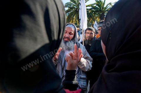 16 mars : plus de 3000 manifestants devant l'Assamblée Nationale Constituante ce vendredi après midi après la prière pour demander que la chariaa soit mentionnée dans la constituante. cette grande manifestation, véritable démonstration de force des pro chariaa a été lancé par les courants salafistes. Des militants Ennahdha étaient aussi présents ainsi que deux députés du Mouvement Ennahdha, Habib Ellouze et le président du groupe parlementaire d'Ennahdha, Sahbi Atig, étaient présents sur la tribune principale de la manifestation où se succédaient les speakers.  Le dernier a déclaré que l’application de la chariâa dans la nouvelle constitution est une demande populaire et qu'en cas de discorde sur cette requête, il faudrait recourir au referendum.