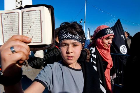 16 mars : plus de 3000 manifestants devant l'Assamblée Nationale Constituante ce vendredi après midi après la prière pour demander que la chariaa soit mentionnée dans la constituante. cette grande manifestation, véritable démonstration de force des pro chariaa a été lancé par les courants salafistes. Des militants Ennahdha étaient aussi présents ainsi que deux députés du Mouvement Ennahdha, Habib Ellouze et le président du groupe parlementaire d'Ennahdha, Sahbi Atig, étaient présents sur la tribune principale de la manifestation où se succédaient les speakers.  Le dernier a déclaré que l’application de la chariâa dans la nouvelle constitution est une demande populaire et qu'en cas de discorde sur cette requête, il faudrait recourir au referendum.