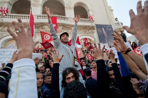 March 20, 2012: Nearly 6,000 Tunisians gathered Tuesday on Bourguiba Avenue in Tunis to celebrate Independence Day and “defend democracy” against “reactionary” forces, amid tensions fueled by the debate over identity and the role of religion.Tunisian flags were everywhere, horns blared, and the national anthem rang out: the demonstrators, who had come in response to calls on social media and from civic movements, chanted, “The people want a secular state!” “No to reactionary thinking, no to the caliphate,” or “We will not let obscurantist forces steal our revolution.”
The slogans of the revolution—“work, freedom, dignity”—were also chanted in unison. “In the name of the worker and the farmer, we continue to fight,” proclaimed one banner, while another demanded “jobs, or the government’s resignation.”  The 56th anniversary of independence—achieved on March 20, 1956, after 75 years of French protectorate rule—is taking place against a delicate backdrop, marked by growing tensions between the “Islamist” camp—which won the elections—and the “modernist” camp. The debate, exacerbated by incidents linked to Salafist radicals, centers on the question of Tunisian identity and the role religion should play in the country’s future constitution.