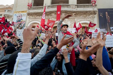March 20, 2012: Nearly 6,000 Tunisians gathered Tuesday on Bourguiba Avenue in Tunis to celebrate Independence Day and “defend democracy” against “reactionary” forces, amid tensions fueled by the debate over identity and the role of religion.Tunisian flags were everywhere, horns blared, and the national anthem rang out: the demonstrators, who had come in response to calls on social media and from civic movements, chanted, “The people want a secular state!” “No to reactionary thinking, no to the caliphate,” or “We will not let obscurantist forces steal our revolution.”
The slogans of the revolution—“work, freedom, dignity”—were also chanted in unison. “In the name of the worker and the farmer, we continue to fight,” proclaimed one banner, while another demanded “jobs, or the government’s resignation.”  The 56th anniversary of independence—achieved on March 20, 1956, after 75 years of French protectorate rule—is taking place against a delicate backdrop, marked by growing tensions between the “Islamist” camp—which won the elections—and the “modernist” camp. The debate, exacerbated by incidents linked to Salafist radicals, centers on the question of Tunisian identity and the role religion should play in the country’s future constitution.