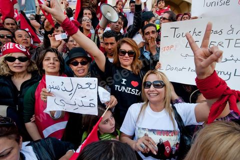 March 20, 2012: Nearly 6,000 Tunisians gathered Tuesday on Bourguiba Avenue in Tunis to celebrate Independence Day and “defend democracy” against “reactionary” forces, amid tensions fueled by the debate over identity and the role of religion.Tunisian flags were everywhere, horns blared, and the national anthem rang out: the demonstrators, who had come in response to calls on social media and from civic movements, chanted, “The people want a secular state!” “No to reactionary thinking, no to the caliphate,” or “We will not let obscurantist forces steal our revolution.”
The slogans of the revolution—“work, freedom, dignity”—were also chanted in unison. “In the name of the worker and the farmer, we continue to fight,” proclaimed one banner, while another demanded “jobs, or the government’s resignation.”  The 56th anniversary of independence—achieved on March 20, 1956, after 75 years of French protectorate rule—is taking place against a delicate backdrop, marked by growing tensions between the “Islamist” camp—which won the elections—and the “modernist” camp. The debate, exacerbated by incidents linked to Salafist radicals, centers on the question of Tunisian identity and the role religion should play in the country’s future constitution.
