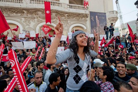 March 20, 2012: Nearly 6,000 Tunisians gathered Tuesday on Bourguiba Avenue in Tunis to celebrate Independence Day and “defend democracy” against “reactionary” forces, amid tensions fueled by the debate over identity and the role of religion.Tunisian flags were everywhere, horns blared, and the national anthem rang out: the demonstrators, who had come in response to calls on social media and from civic movements, chanted, “The people want a secular state!” “No to reactionary thinking, no to the caliphate,” or “We will not let obscurantist forces steal our revolution.”
The slogans of the revolution—“work, freedom, dignity”—were also chanted in unison. “In the name of the worker and the farmer, we continue to fight,” proclaimed one banner, while another demanded “jobs, or the government’s resignation.”  The 56th anniversary of independence—achieved on March 20, 1956, after 75 years of French protectorate rule—is taking place against a delicate backdrop, marked by growing tensions between the “Islamist” camp—which won the elections—and the “modernist” camp. The debate, exacerbated by incidents linked to Salafist radicals, centers on the question of Tunisian identity and the role religion should play in the country’s future constitution.