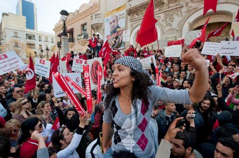 March 20, 2012: Nearly 6,000 Tunisians gathered Tuesday on Bourguiba Avenue in Tunis to celebrate Independence Day and “defend democracy” against “reactionary” forces, amid tensions fueled by the debate over identity and the role of religion.Tunisian flags were everywhere, horns blared, and the national anthem rang out: the demonstrators, who had come in response to calls on social media and from civic movements, chanted, “The people want a secular state!” “No to reactionary thinking, no to the caliphate,” or “We will not let obscurantist forces steal our revolution.”
The slogans of the revolution—“work, freedom, dignity”—were also chanted in unison. “In the name of the worker and the farmer, we continue to fight,” proclaimed one banner, while another demanded “jobs, or the government’s resignation.”  The 56th anniversary of independence—achieved on March 20, 1956, after 75 years of French protectorate rule—is taking place against a delicate backdrop, marked by growing tensions between the “Islamist” camp—which won the elections—and the “modernist” camp. The debate, exacerbated by incidents linked to Salafist radicals, centers on the question of Tunisian identity and the role religion should play in the country’s future constitution.