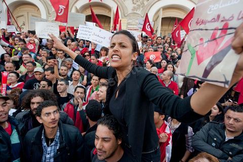 March 20, 2012: Nearly 6,000 Tunisians gathered Tuesday on Bourguiba Avenue in Tunis to celebrate Independence Day and “defend democracy” against “reactionary” forces, amid tensions fueled by the debate over identity and the role of religion.Tunisian flags were everywhere, horns blared, and the national anthem rang out: the demonstrators, who had come in response to calls on social media and from civic movements, chanted, “The people want a secular state!” “No to reactionary thinking, no to the caliphate,” or “We will not let obscurantist forces steal our revolution.”
The slogans of the revolution—“work, freedom, dignity”—were also chanted in unison. “In the name of the worker and the farmer, we continue to fight,” proclaimed one banner, while another demanded “jobs, or the government’s resignation.”  The 56th anniversary of independence—achieved on March 20, 1956, after 75 years of French protectorate rule—is taking place against a delicate backdrop, marked by growing tensions between the “Islamist” camp—which won the elections—and the “modernist” camp. The debate, exacerbated by incidents linked to Salafist radicals, centers on the question of Tunisian identity and the role religion should play in the country’s future constitution.